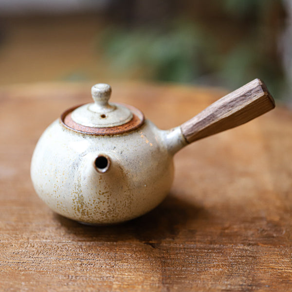 Hanka Vrbicová Kyusu with Wooden Handle White (90 ml)